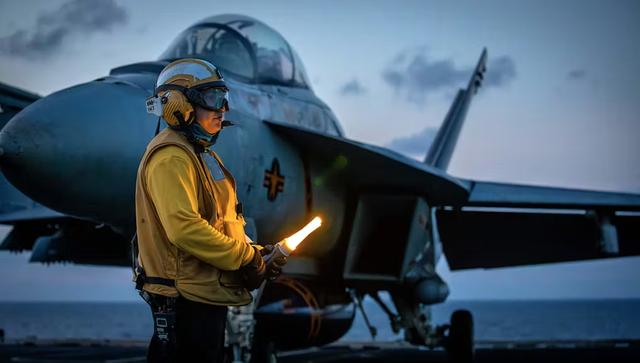 Tàu sân bay USS Gerald R . Ford phóng tiêm kích tại Địa Trung Hải - Ảnh 1.