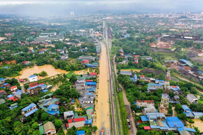 Thái Nguyên nhìn từ trên cao: Nước dâng cao bao vây trung tâm, người dân chạy lũ- Ảnh 1.