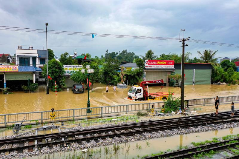 Thái Nguyên nhìn từ trên cao: Nước dâng cao bao vây trung tâm, người dân chạy lũ- Ảnh 2.