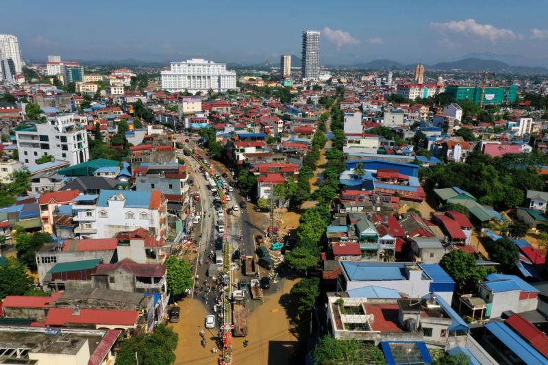 Nước lũ ở Thái Nguyên đang rút, từ trên cao thấy bùn non đặc quánh  - Ảnh 2.