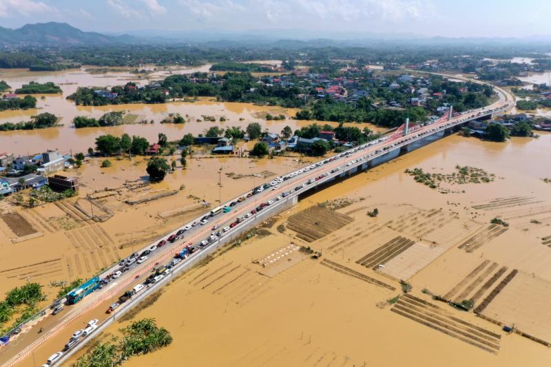 Nước lũ ở Thái Nguyên đang rút, từ trên cao thấy bùn non đặc quánh  - Ảnh 12.