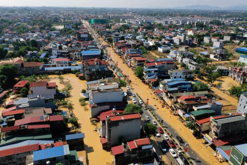 Nước lũ ở Thái Nguyên đang rút, từ trên cao thấy bùn non đặc quánh  - Ảnh 3.