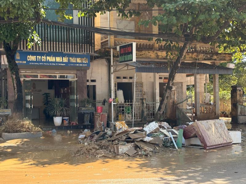 Cận cảnh Thái Nguyên ngổn ngang sau nước lũ rút và nỗi lo của người dân - Ảnh 18.
