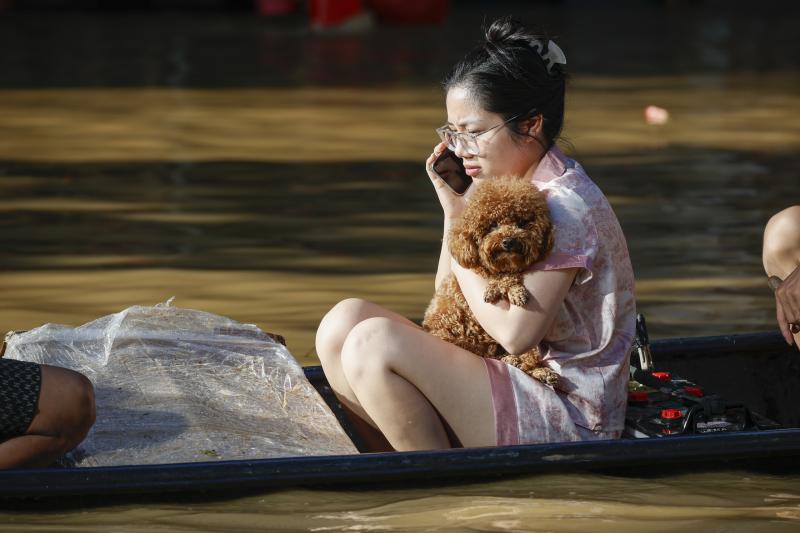 Thái Nguyên vẫn chìm trong nước lũ, người dân cuống cuồng nhận đồ cứu trợ- Ảnh 21.