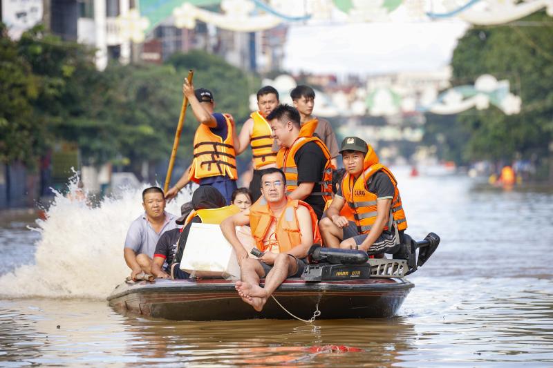 Thái Nguyên vẫn chìm trong nước lũ, người dân cuống cuồng nhận đồ cứu trợ- Ảnh 19.