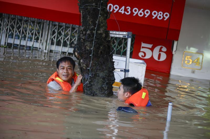 Thái Nguyên vẫn chìm trong nước lũ, người dân cuống cuồng nhận đồ cứu trợ- Ảnh 9.