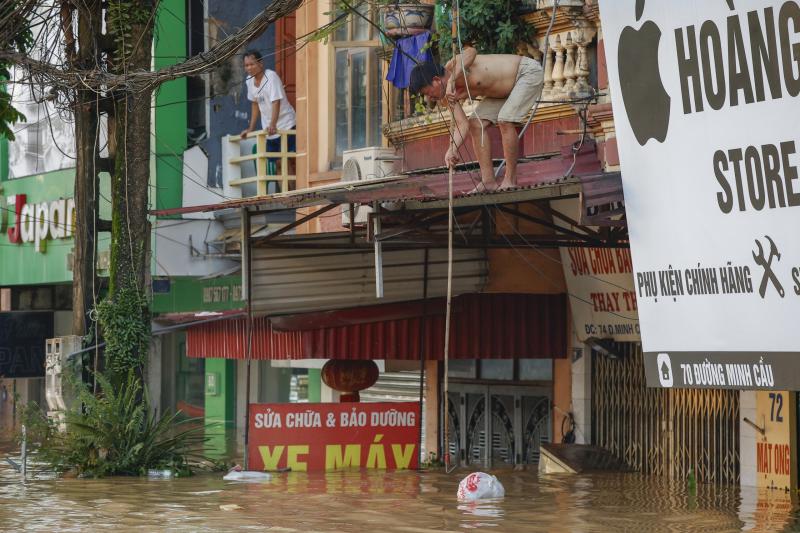 Thái Nguyên vẫn chìm trong nước lũ, người dân cuống cuồng nhận đồ cứu trợ- Ảnh 18.