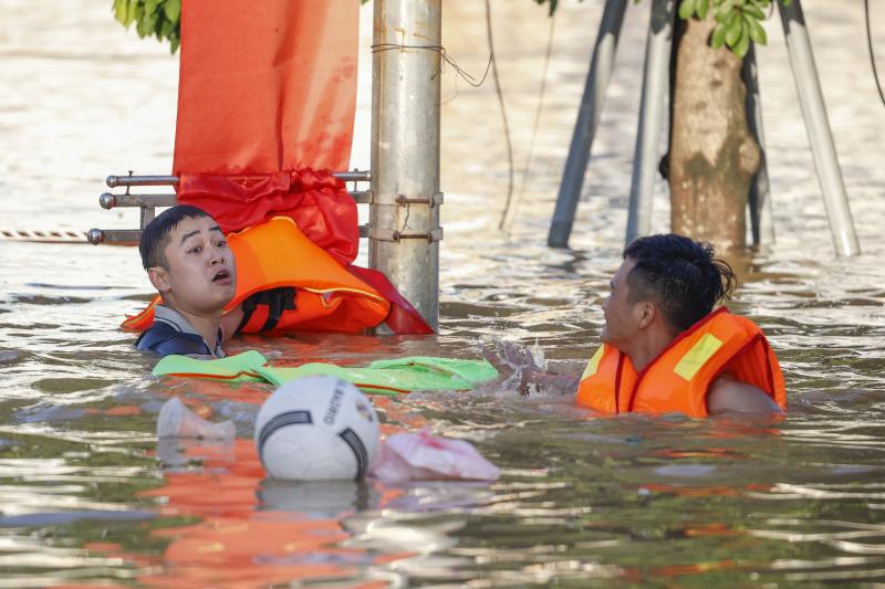 Thái Nguyên vẫn chìm trong nước lũ, người dân cuống cuồng nhận đồ cứu trợ- Ảnh 8.