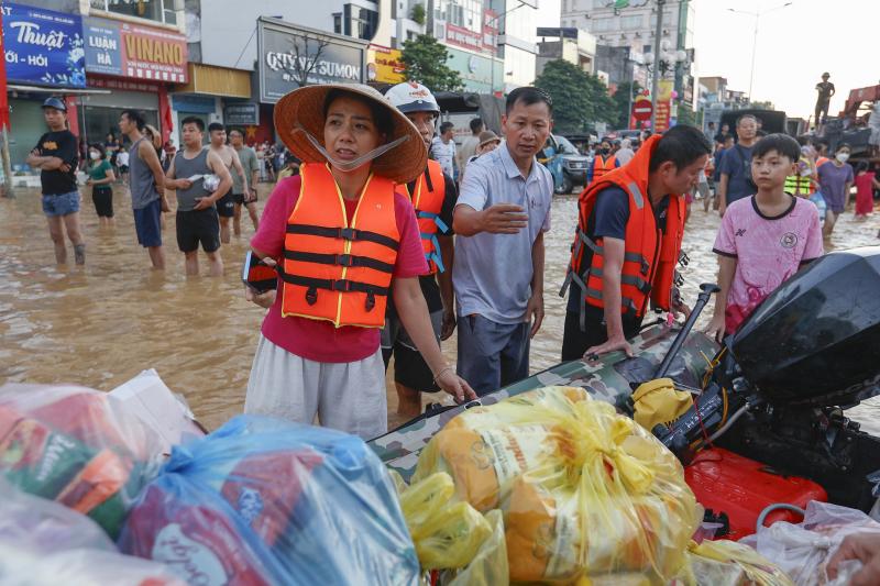 Thái Nguyên vẫn chìm trong nước lũ, người dân cuống cuồng nhận đồ cứu trợ- Ảnh 6.