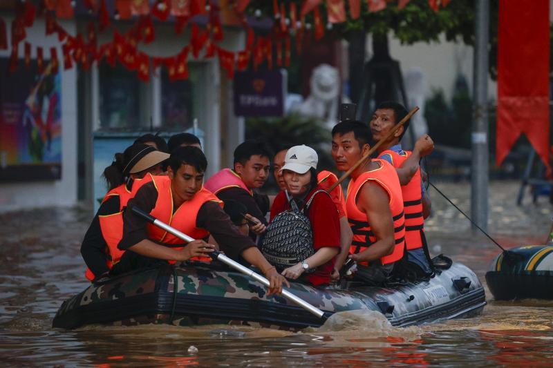 Thái Nguyên vẫn chìm trong nước lũ, người dân cuống cuồng nhận đồ cứu trợ- Ảnh 22.