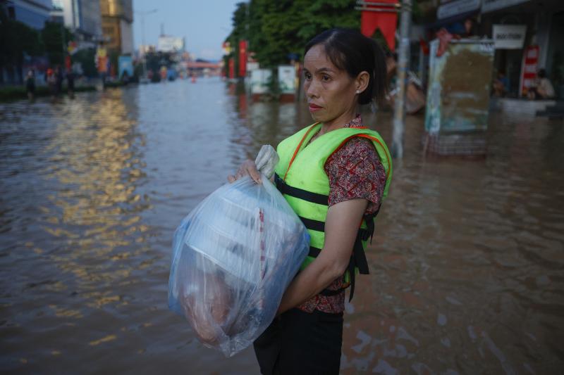 Thái Nguyên vẫn chìm trong nước lũ, người dân cuống cuồng nhận đồ cứu trợ- Ảnh 24.