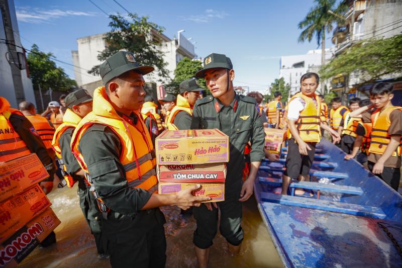 Thái Nguyên vẫn chìm trong nước lũ, người dân cuống cuồng nhận đồ cứu trợ- Ảnh 4.