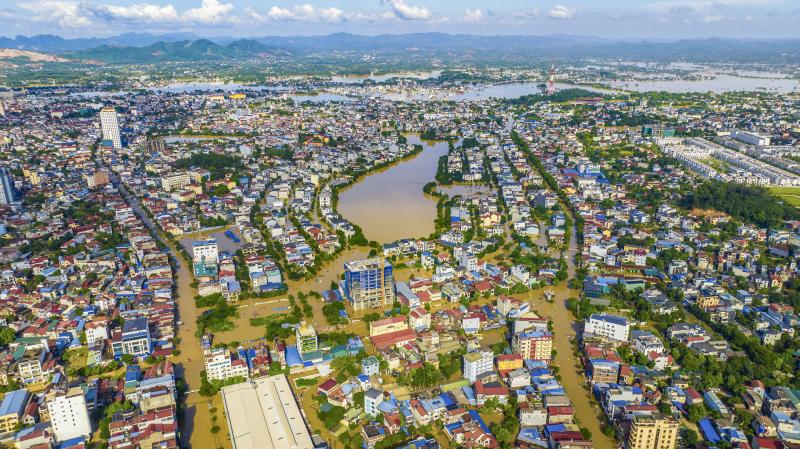 Thái Nguyên vẫn chìm trong nước lũ, người dân cuống cuồng nhận đồ cứu trợ- Ảnh 1.