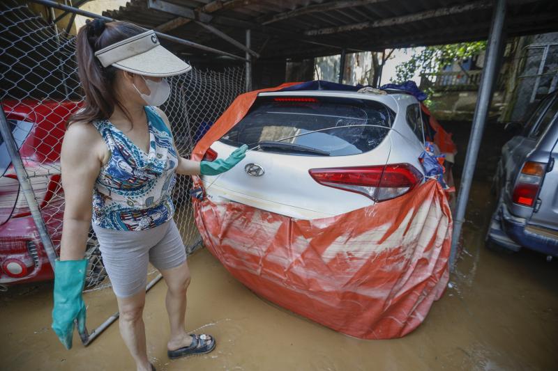 Ô tô nát bươm, bám đầy bùn đất sau khi lũ rút ở Thái Nguyên - Ảnh 9.
