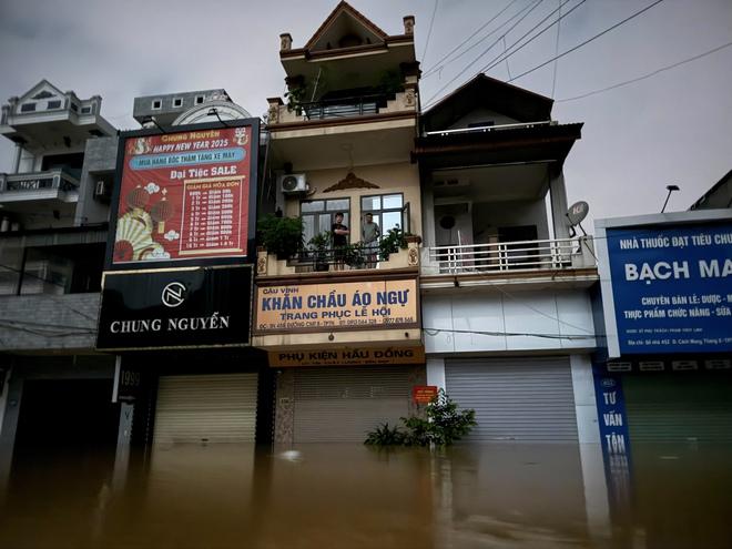 Nước lũ ở Thái Nguyên ngập đến cổ: 'Sợ quá, nước vẫn đang dâng'- Ảnh 2.