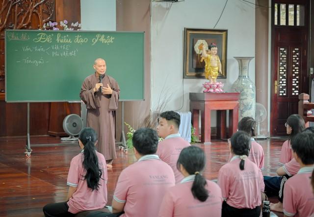 Sinh viên ở TP.HCM vào chùa học thiền, tìm hiểu đạo Phật - Ảnh 4.