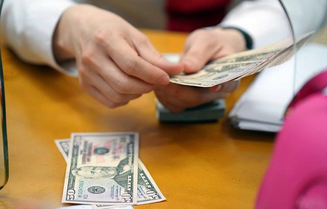Giá USD hôm nay 8.10.2025: Ngân hàng đồng loạt giảm  - Ảnh 1.