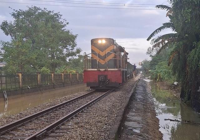Thông tuyến đường sắt Bắc - Nam đoạn qua Huế sau 3 ngày chìm trong nước lũ- Ảnh 1.
