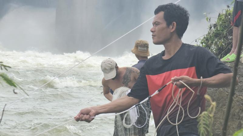 Cá 'ngửi' mùi nước khi thủy điện Trị An xả lũ, nhiều người mạo hiểm đi bắt- Ảnh 5.