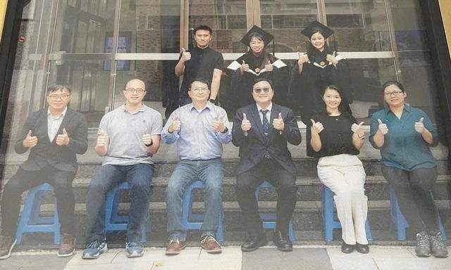 Từ chuồng bò, ruộng mía, nuôi con thành tiến sĩ - Ảnh 2.