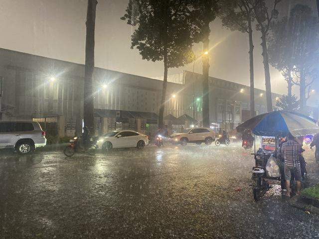 Mưa lớn, sân Thống Nhất ngập nước: Đội tuyển Việt Nam bị ảnh hưởng gì?- Ảnh 1.