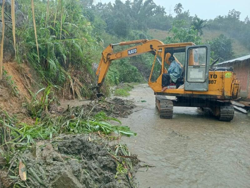 Lực lượng vũ trang TP.Đà Nẵng băng rừng, vượt lũ cứu dân vùng cô lập - Ảnh 9.