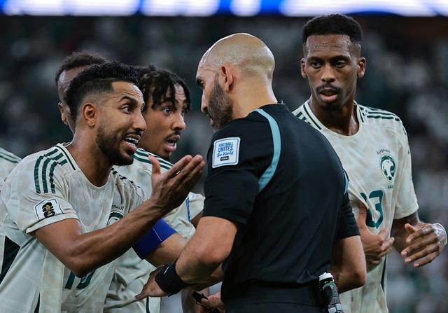 HLV Kluivert thất vọng ê chề vì Indonesia thua đau, bất ngờ đưa trọng tài lên tận mây xanh- Ảnh 3.