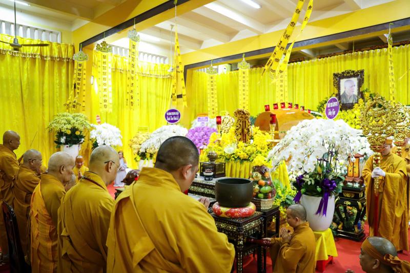 Người dân, phật tử TP.HCM viếng trưởng lão hòa thượng Thích Trí Tịnh ở chùa Vĩnh Nghiêm - Ảnh 3.