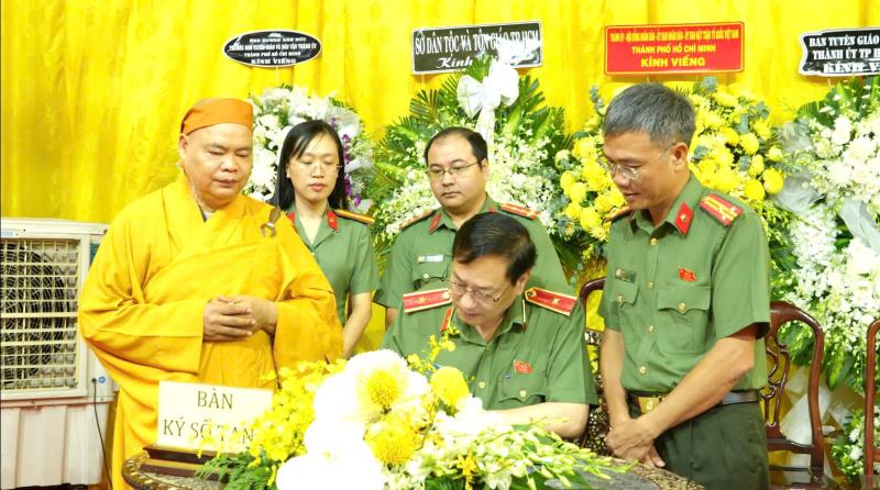 Các đoàn viếng tang trưởng lão hòa thượng Thích Trí Tịnh tại chùa Vĩnh Nghiêm - Ảnh 4.