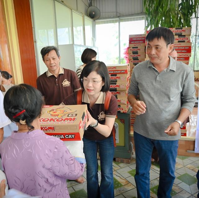 Đoàn cũng trao 200 phần quà và tiền mặt hỗ trợ bà con vùng lũ tại chùa Thiên Vương (Thanh Hóa)- Ảnh 3.