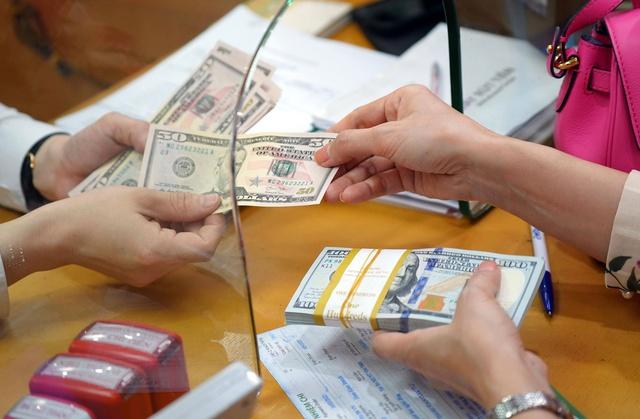 Giá USD hôm nay 13.10.2025: Ngân hàng đồng loạt giảm- Ảnh 1.