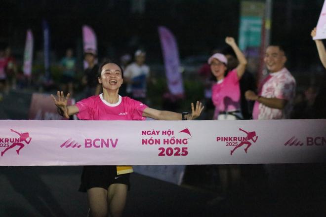 Hơn 5000 người tham gia 'Giải chạy Hồng' vì bệnh nhân ung thư vú năm 2025 - Ảnh 2.