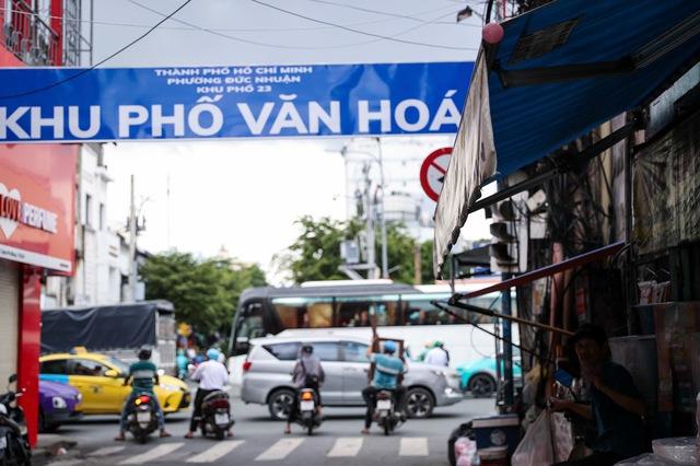Biển báo núp lùm tại TP . HCM dễ gây vi phạm cho người dân - Ảnh 1.