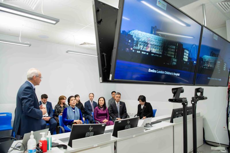 Phu nhân Tổng Bí thư Tô Lâm thăm Bệnh viện Nhi Evelina London đầy xúc động - Ảnh 2.