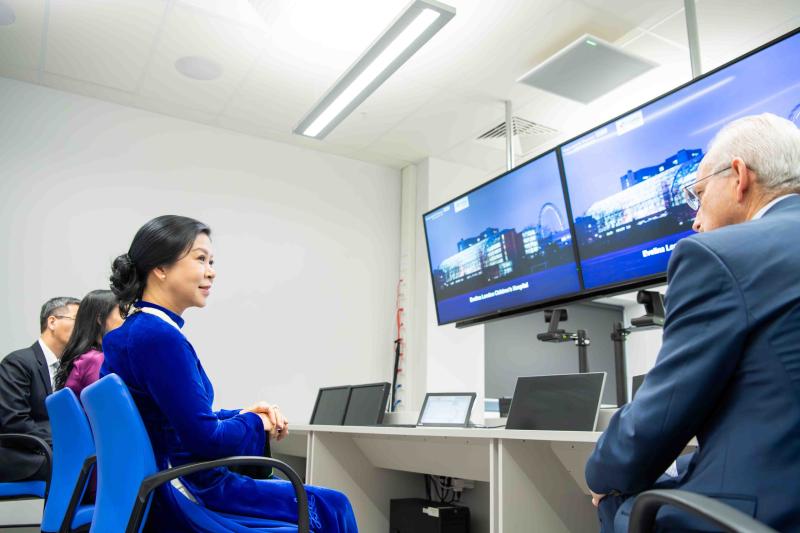 Phu nhân Tổng Bí thư Tô Lâm thăm Bệnh viện Nhi Evelina London đầy xúc động - Ảnh 3.