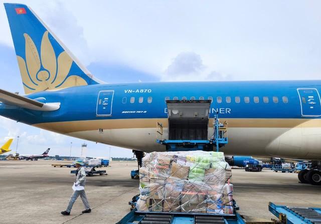 Vietnam Airlines vận chuyển miễn phí hàng hóa hỗ trợ vùng mưa lũ miền Trung- Ảnh 1.