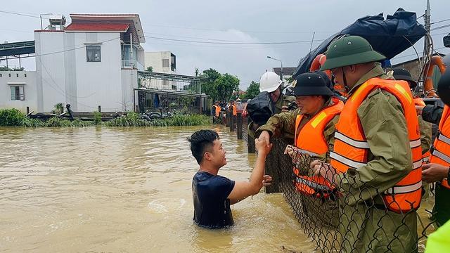 Đà Nẵng thiệt hại nặng nề, vượt đỉnh lũ năm 1964 - Ảnh 1.