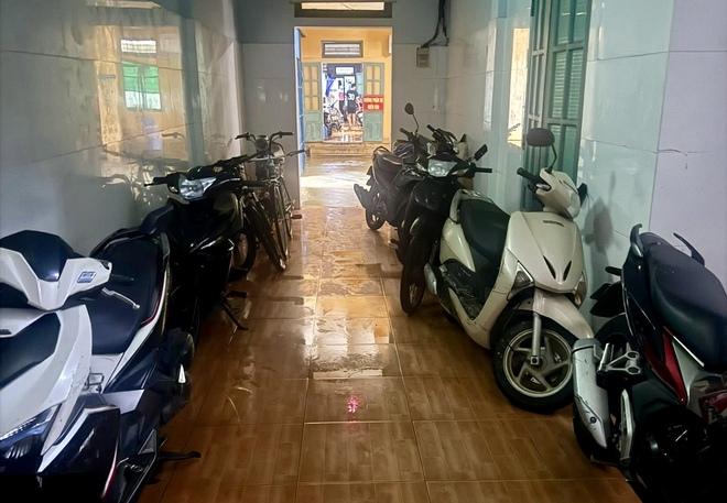 ' Bà con yên tâm , xe an toàn nhé ' tại sân vận động Huế giữa lũ lịch sử - Ảnh 2.