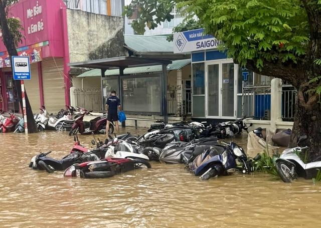 ' Bà con yên tâm , xe an toàn nhé ' tại sân vận động Huế giữa lũ lịch sử - Ảnh 4.