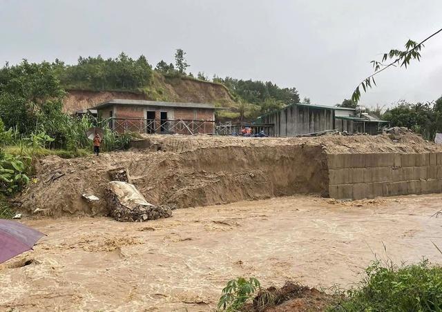 Sạt lở tại Quảng Ngãi: Giao thông miền núi bị ảnh hưởng trầm trọng sau mưa lớn- Ảnh 6.