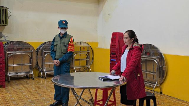Vụ thực phẩm bẩn trường học: Gia hạn đình chỉ Hiệu trưởng Trường tiểu học Trưng Vương - Ảnh 1.