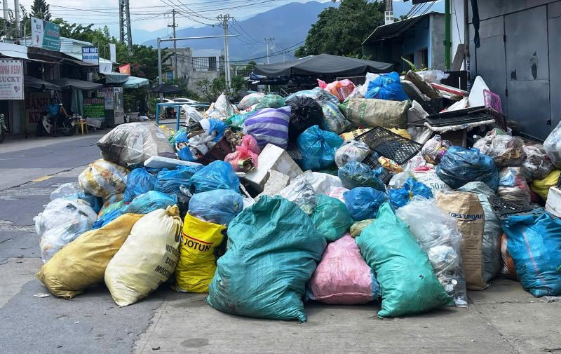 Đà Nẵng: Nhàmáy ngừng tiếp nhận, nhiều nơi 'ngập' trong ô nhiễm vì rác thải ùn ứ - Ảnh 1.
