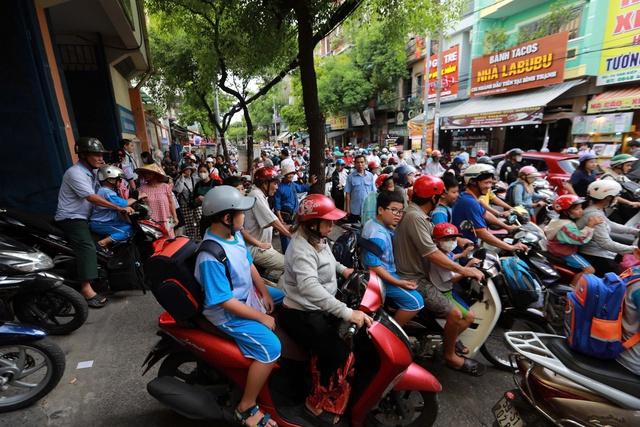 Áp lực chi phí nuôi con ăn học thời nay - Ảnh 2.