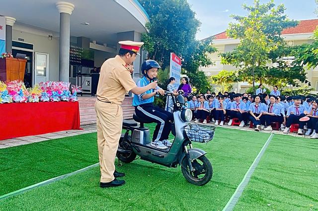 CSGT cảnh báo thông tin sai lệch về quy định lái xe đạp điện, xe máy điện - Ảnh 1.