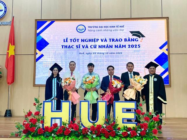 Nữ thủ khoa đầu ra Trường ĐH Kinh tế Huế chia sẻ bí quyết đạt điểm cao- Ảnh 2.