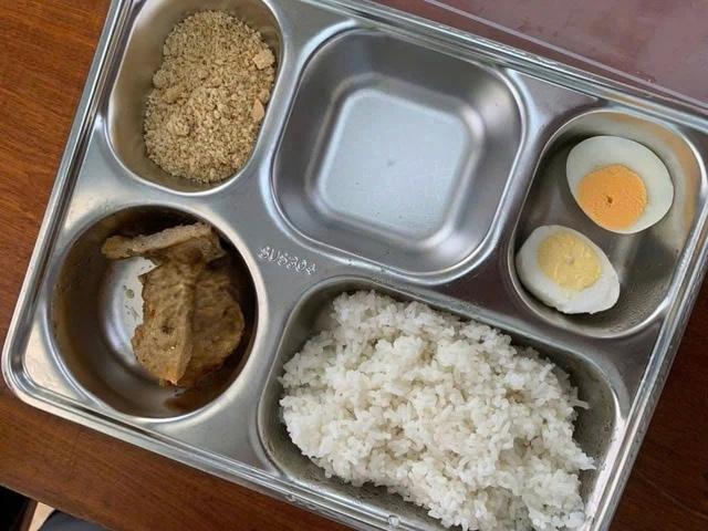 Xôn xao suất ăn bán trú 25.000 đồng với 3 miếng chả, 1 quả trứng, muối mè...- Ảnh 1.