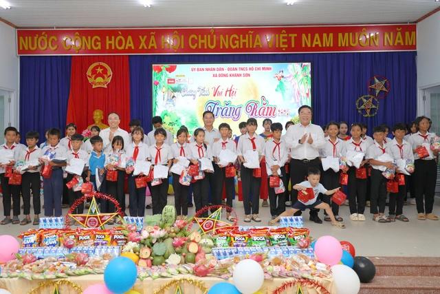Khánh Hòa: Tặng sổ tiết kiệm cho tân sinh viên nghèo vùng núi nhân dịp Trung thu - Ảnh 2.