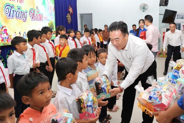 Khánh Hòa: Tặng sổ tiết kiệm cho tân sinh viên nghèo vùng núi nhân dịp Trung thu - Ảnh 1.