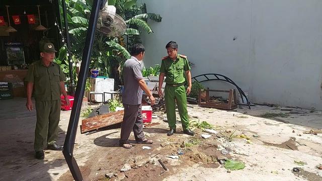 Ngổn ngang hiện trường vụ ô tô lao vào quán nhậu khiến 1 người tử vong - Ảnh 3.