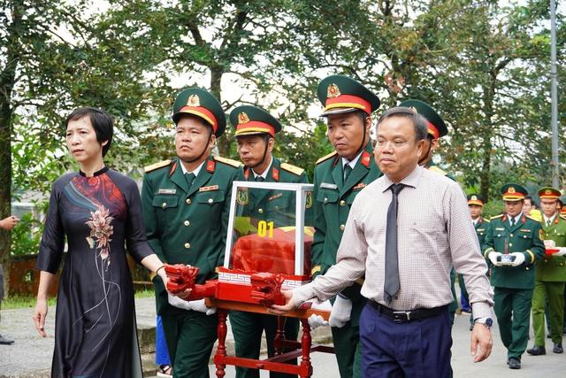 Truy điệu, an táng 14 liệt sĩ tại Nghĩa trang liệt sĩ Khe Sanh- Ảnh 1.
